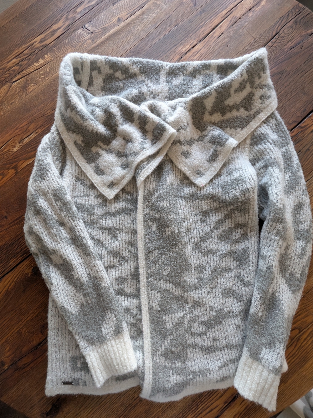 Cozy Gray Patterned Women's Sweater with Fold-Over Collar